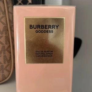 Burberry goddess parfym - 50ml burberry goddess parfym. Har redan en öppnad därför säljer jag denna. Helt oöppnad! Nypris 1465kr.