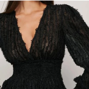 Svart blus - Jätte snygg blus som aldrig kommit till användning tyvärr❤️kom privat för fler bilder!