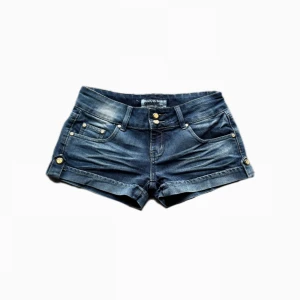 Jeansshorts - Så snygga vintage jeanshorts, lågmidjade!❣️midjemått rakt över: 35cm + lite stretch.