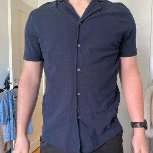 Mörkblå piké - Mörkblå piké från Dressmann i storlek M. Jättefint skick perfekt för sommaren