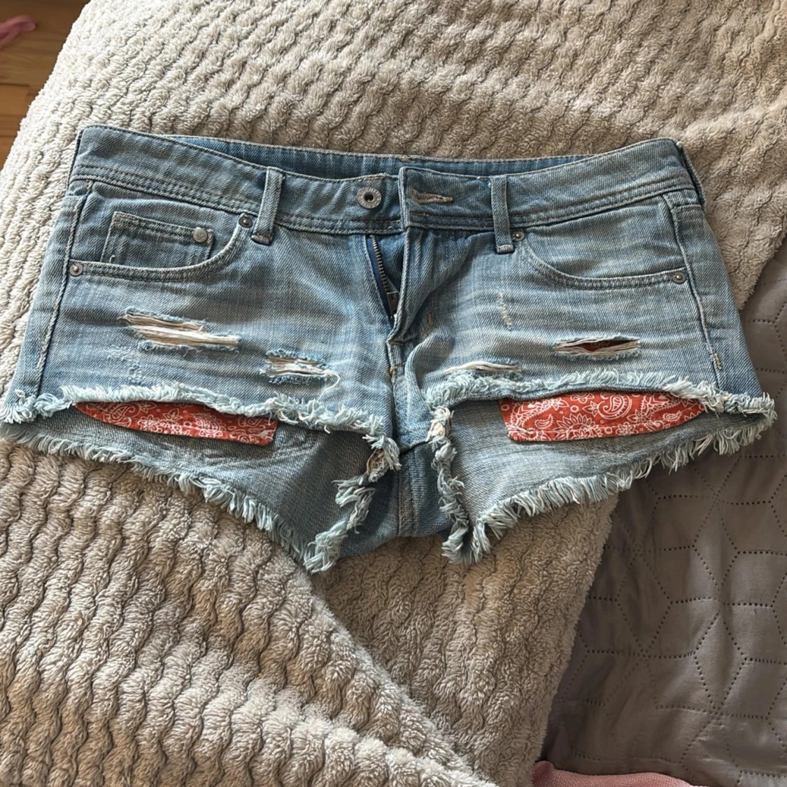 Ljusblå lågmidjade jeansshorts med fransar och paisleydetaljer - 2