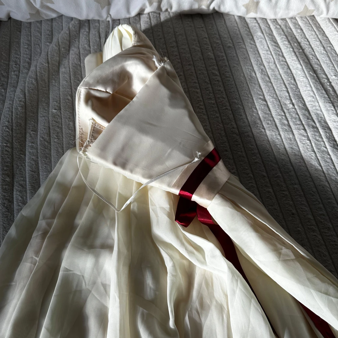 Vit axelbandslös klänning med röd rosett - 2