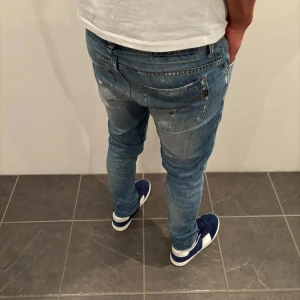 Dondup Jeans George  -  Trendigaste jeansen på marknaden! Hej, Säljer nu dessa sjukt snygga dondup jeans som är perfekt till våren och sommaren  Storlek= 32 Skick= 9,5/10 Ny pris= 4000 kr Säljs för= 1199 kr Modellen är destroyed från fabrik vilket är sjukt populärt 