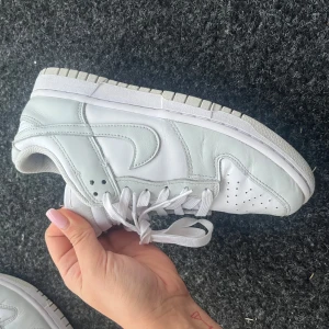 Nike Dunk Low vita sneakers - Säljer ett par klassiska Nike Dunk Low sneakers i strl 38,5 