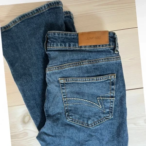 Lågmidjade bootcut jeans från Junkyard - Jättefina blå jeans från junkyard (de hade ett litet hål mellan benen som jag sydde igen)💞