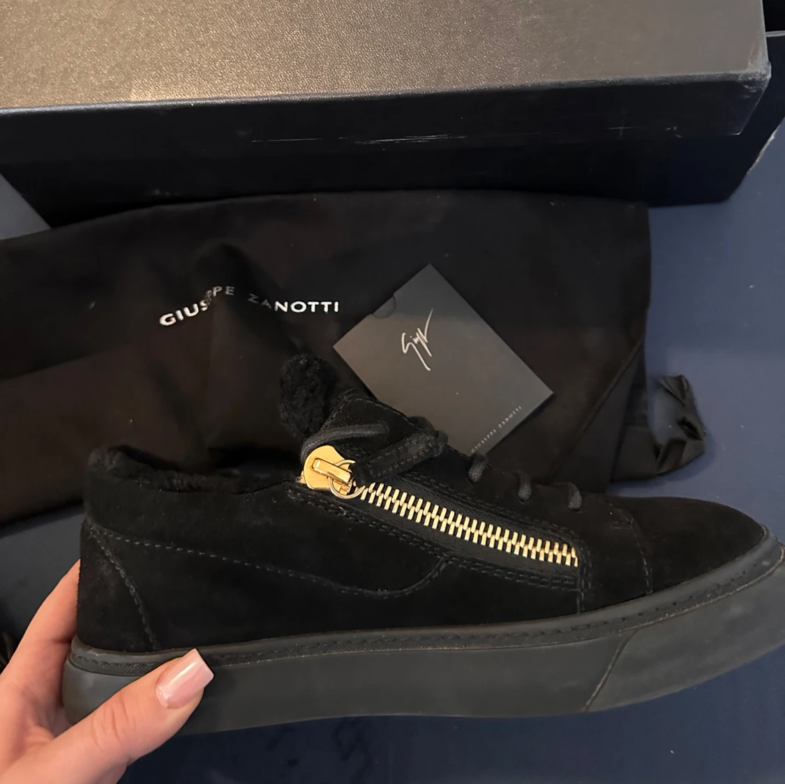  Giuseppe Zanotti med gulddragkedja - 1
