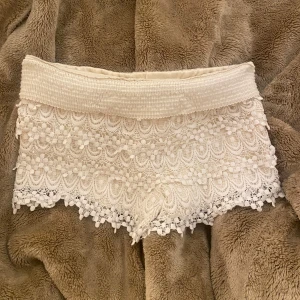 Vita spets shorts - skit snygga vita spets shorts!! köpte dom här på plick men passade inte, står ingen storlek men skulle säga s/m🩷