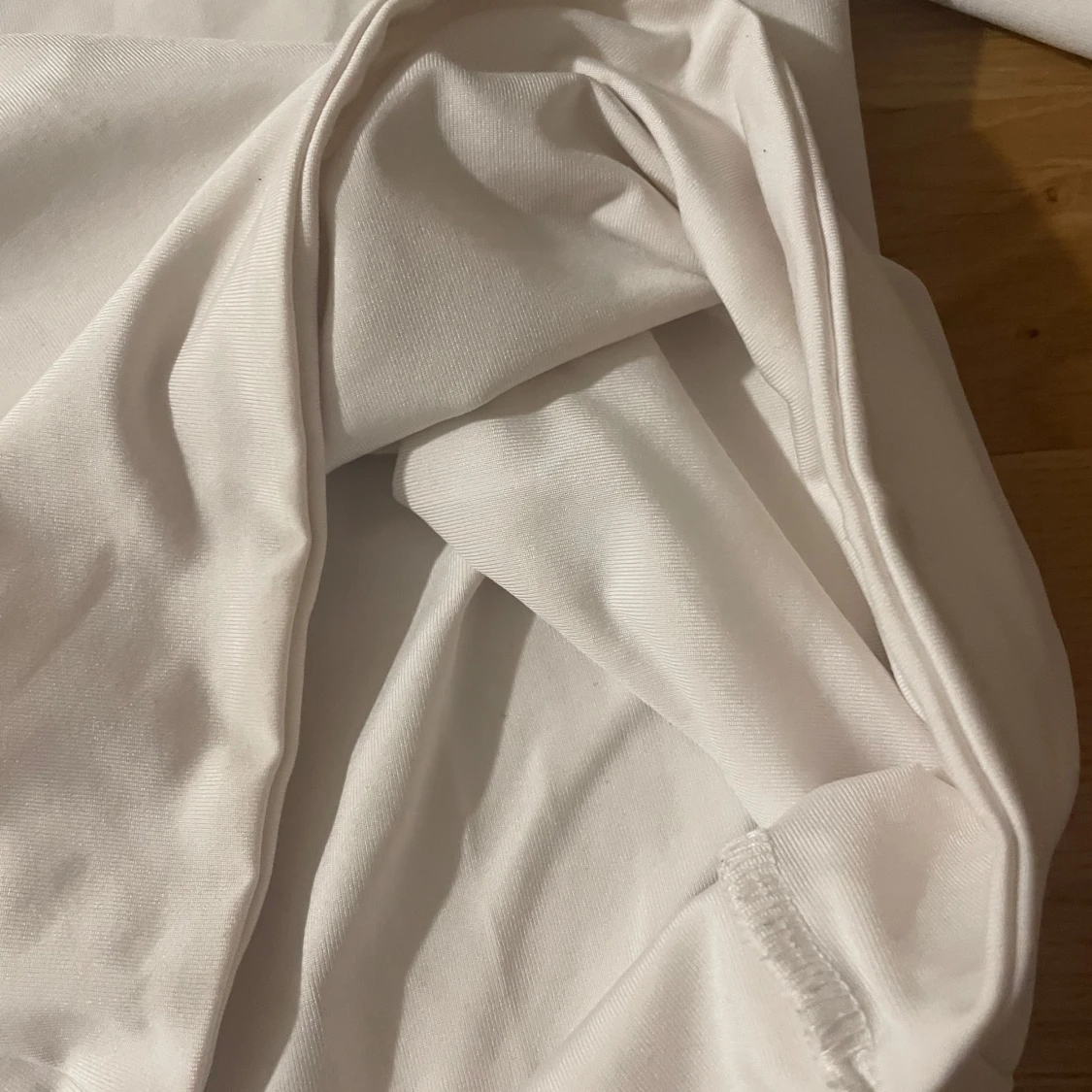 Vit långärmad topp med rund hals - 2