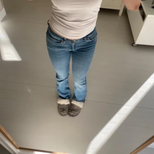 Low waist jeans - Dessa jeans är snygga till ljusa blusar och säljer då de är försmå💞de har ett hål framtill mellan benen som jag kan laga innan jag postar om inte du själv vill göra d😉💕