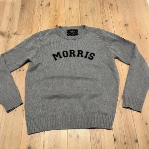 Grå stickad tröja från Morris - Säljer en snygg grå stickad tröja från Morris. Tröjan är storlek L men sitter relativt bra på M också. Det är väldigt bra skick på tröjan, priset kan diskuteras