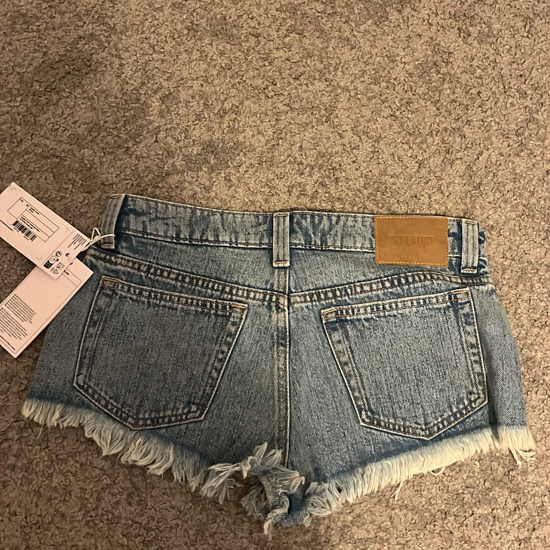 Blå jeansshorts med fransar från Weekday - 1