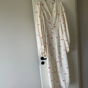 Långklänning från Adoore - Använd några fåtal gånger under förra sommaren, som ny. Nypris 1699kr