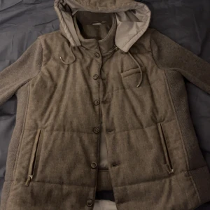 Grå quiltad hooded cardigan med knappar - Denna produkten är såld! Ett byte har gjorts med ”DavvveKollar” på plick och det rör som ett byte, min Cardigan från Gran Sasso mot en acne studios overshirt och en lanvin T-shirt. Utbytet sker privat utanför plick.