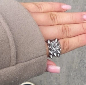 Edblad ring äkta silver  - Cool och bred silverfärgad ring med ett tydligt pyramidformat mönster. Ringen har en modern och edgy känsla som sticker ut och passar perfekt för dig som gillar statement-smycken.
