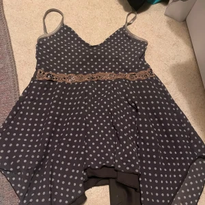 Jätte vackert linne! - Prickigt linne ifrån Kappahl! Äääälskar detta linne men det är tyvärr lite för stort! 