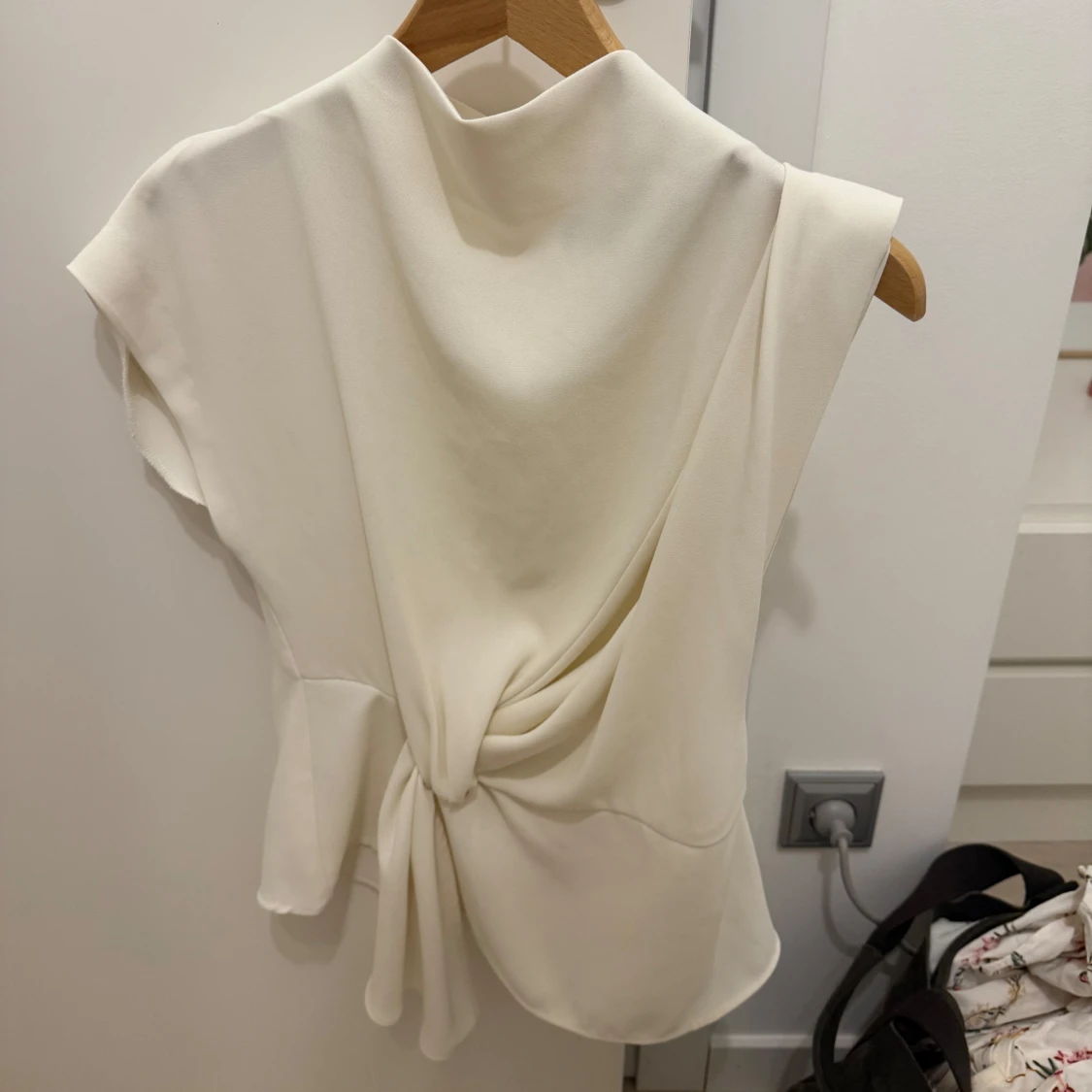 Vit blus med knytdetalj - 1