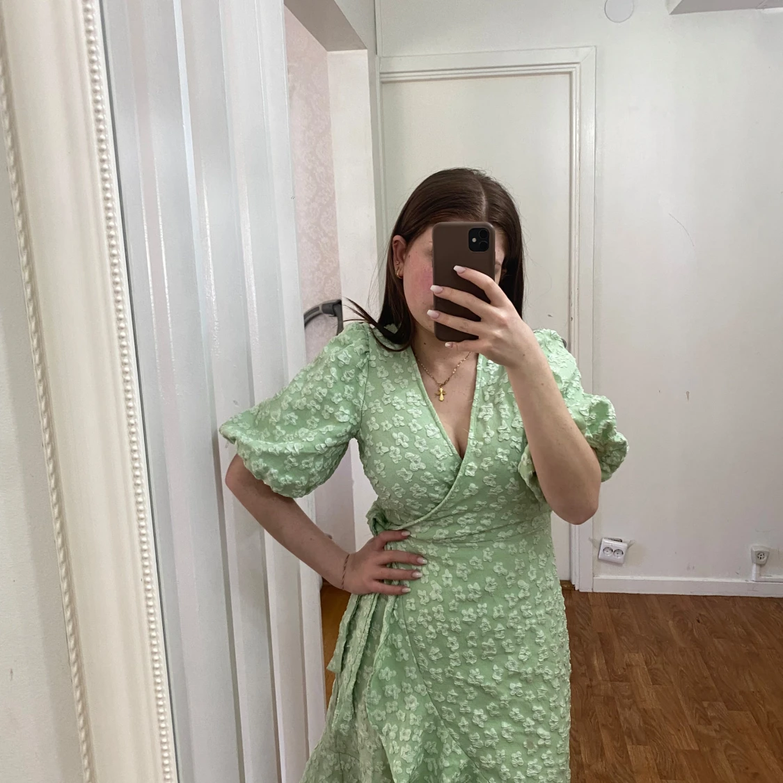 Ljusgrön blommig omlottklänning - 1