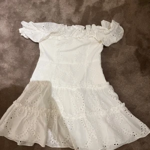 Vit offshoulder klänning med broderade detaljer från Zara - Superfin och trendig vit offshoulder klänning från Zara .