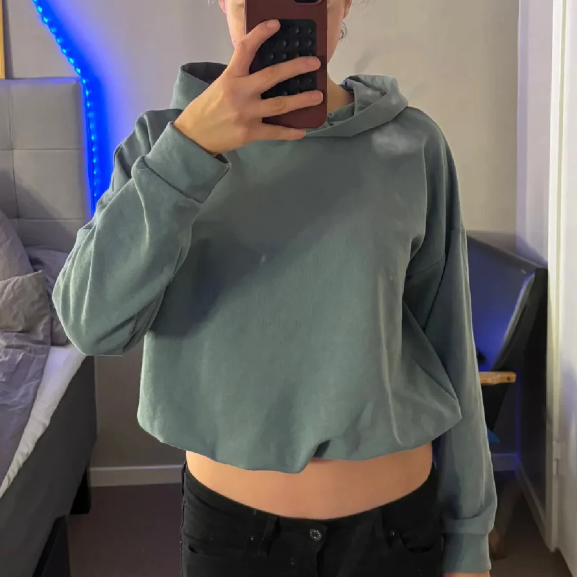 Grön croppad hoodie från ETIREL