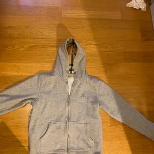 Grå hoodie med dragkedja från Burberry - Burberry hoodie dragkedjan är trasig men de går nog att fixa