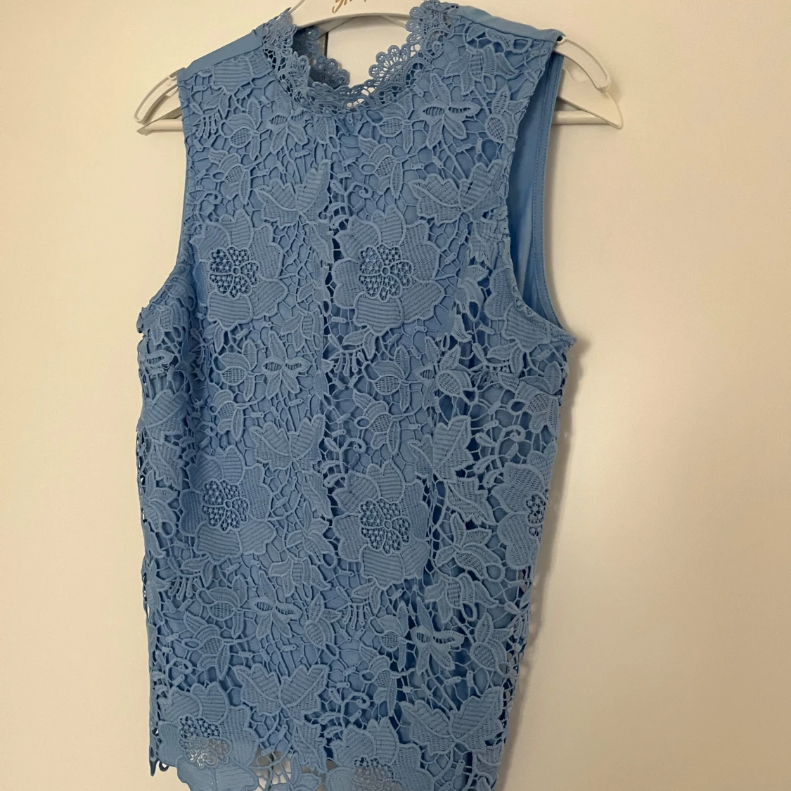 Blå spetsblus med blommönster