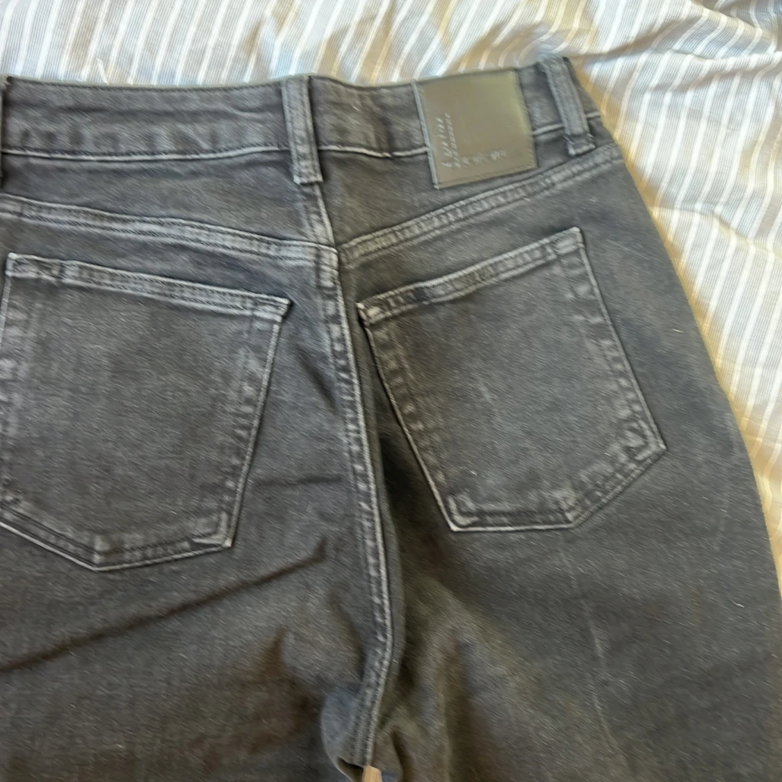 Svarta bootcut jeans med råa kanter - 3