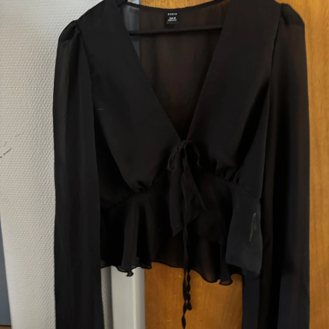 Svart blus med knyt från Shein - 3