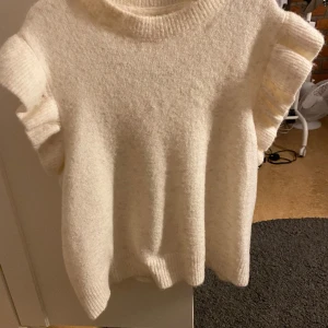 Stickad T-shirt  - Säljer min stickade t-shirt med volang ärmar, säljer pga att den inte längre kommer till användning💗