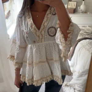 Vit bohemisk blus med broderi och volang - Såå fin blus med broderade detaljer perfekt till sommaren och utomlands🌊☀️🫧🤍