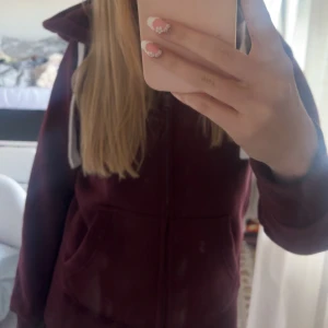 Vinröd russemerch zip - Säljer denna jättefina vinröda russemerch zipen för den inte kommer till användning❤️