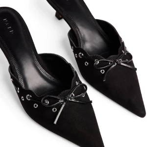 Svarta klackar med spetsig tå - Säljer ett par svarta mules med låg klack och spetsig tå. Från NAKD köpta här på plick, jättefint skick använt 1 gång. Pefekta till allt. Säljer pga att de är förstora för mig. Pris kan diskuteras!