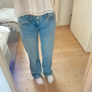 Ljusblå raka jeans från Nelly  - Säljer ett par klassiska ljusblå jeans från Nelly med rak passform och Lågmidjade i stl 34