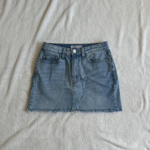 Lågmidjad jeanskjol - Jättefin lågmidjad ljusblå jeanskjol med fransad nederkant. Köpt på bershka 💞Säljer då den tyvärr är för liten. 