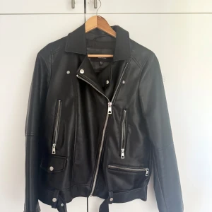 Svart skinnjacka med dragkedjor - Använts endast två gånger, storlek S men passar M också. 