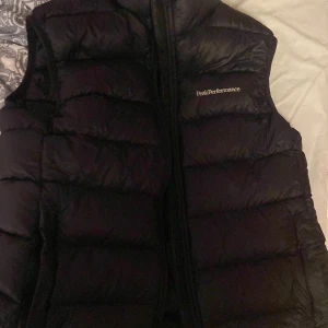 peak performance väst - säljer en svart dunväst från peak performance, den är knappt använd så den är i väldigt bra skick, skriv för fler bilder 💘