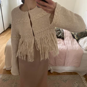 Tröja med fransar - Lite boohoo aktig tröja!! Så söt och mysig men kommer ej till användning💫🍀