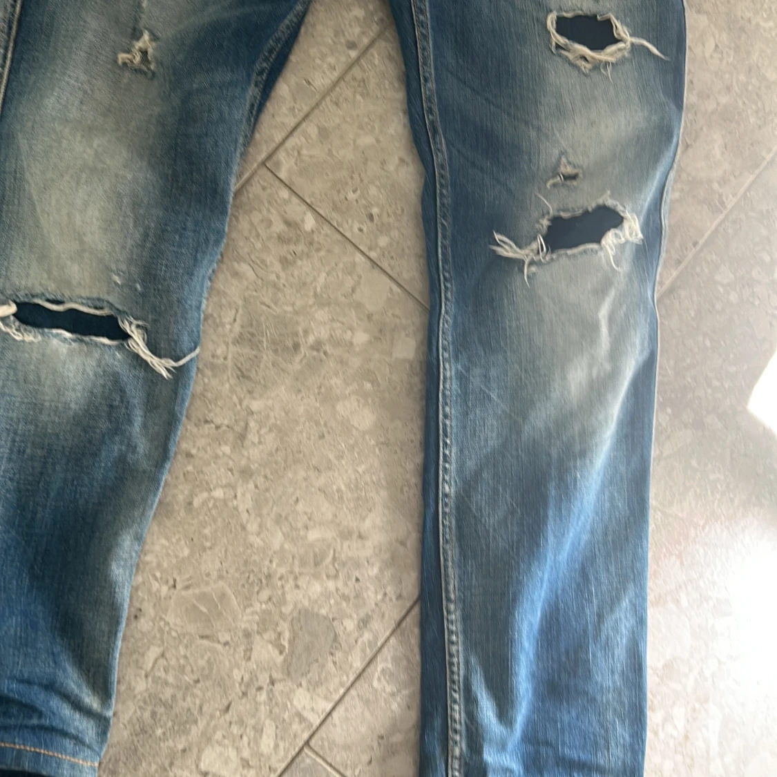 Blå slitna jeans från Replay - 1