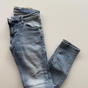 Nudie Jeans Tight Terry - Tja, säljer mina Nudies som knappt är använda och är för små för mig. Inget slitage, con 9/10! Storlek: 27/30. Passar mellan 160-175cm. Vikt upp till ca 65kg! Skriv för frågor och funderingar!