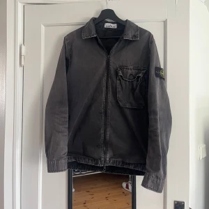 Grå overshirt från Stone Island - Säljer en grå overshirt från Stone island. Nypris 3099 men mitt pris är 1500. Jackan har tappat färg på grund av solblekning men annars inget fel. Storlek M