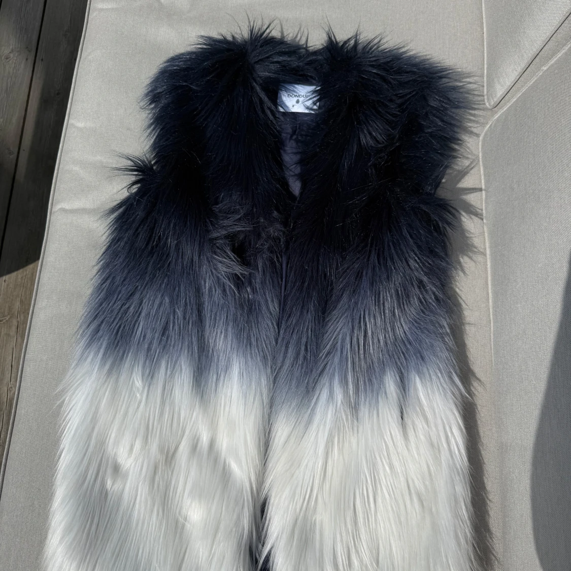 Blå och vit pälsväst från Dondup