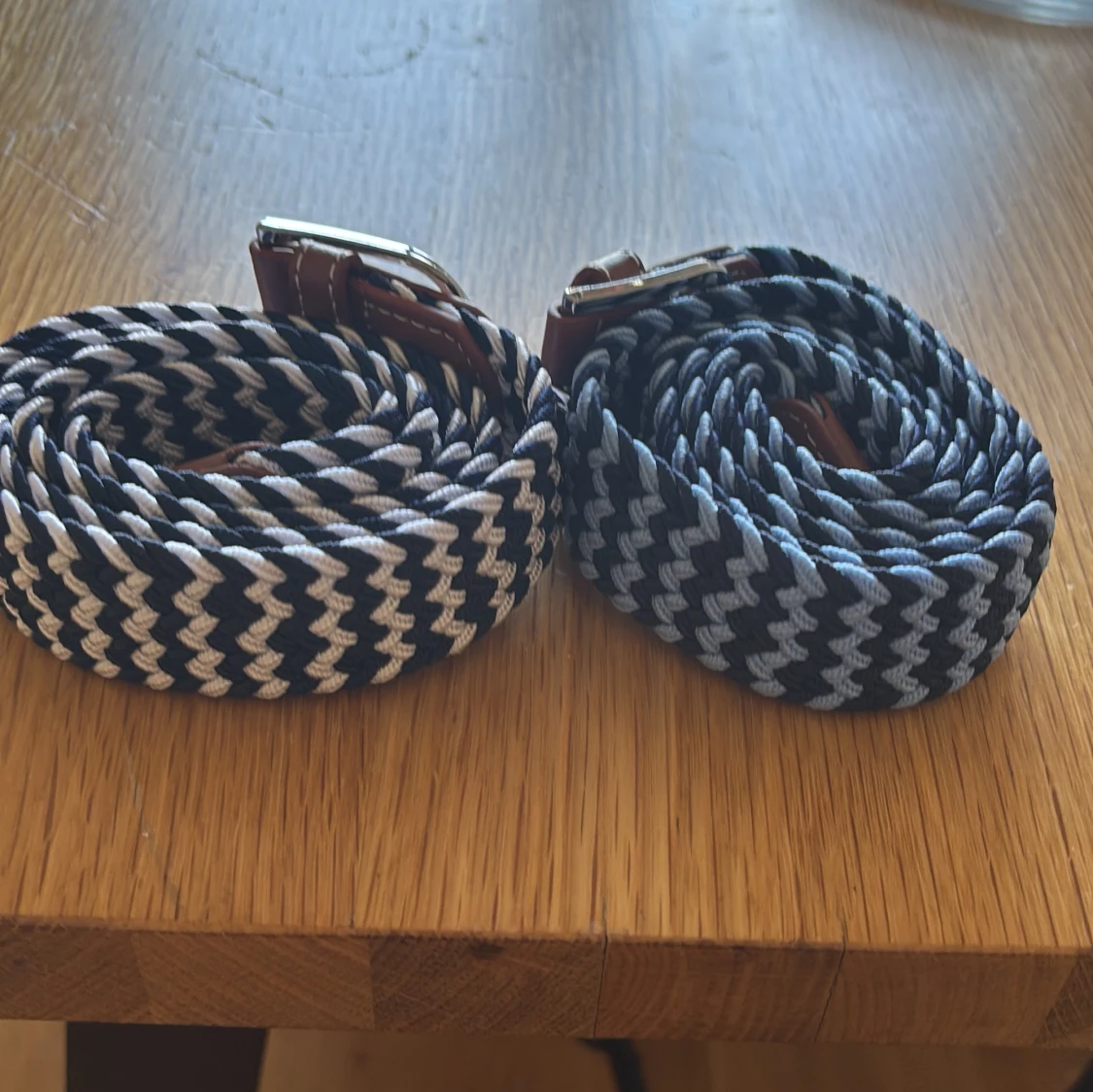 Två flätade bälten med zigzag-mönster