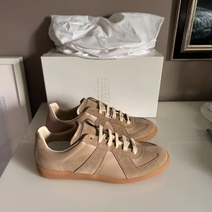 Maison Margiela Gats - Maison margiela skor (Helt sprillans) | Skick:10/10 (HELT NYA) | Size - 41 | Box, tags och dustbags medföljer | Fraktar via postnord eller instabox på köparens bekostnad | Hör av dig vid minsta fråga eller fundering // RDL