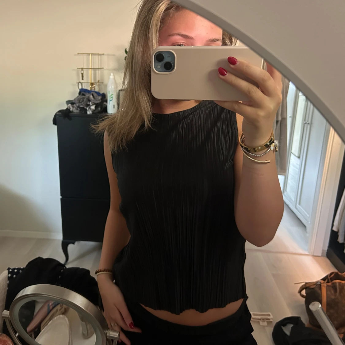 Svart plisserad ärmlös topp - 2