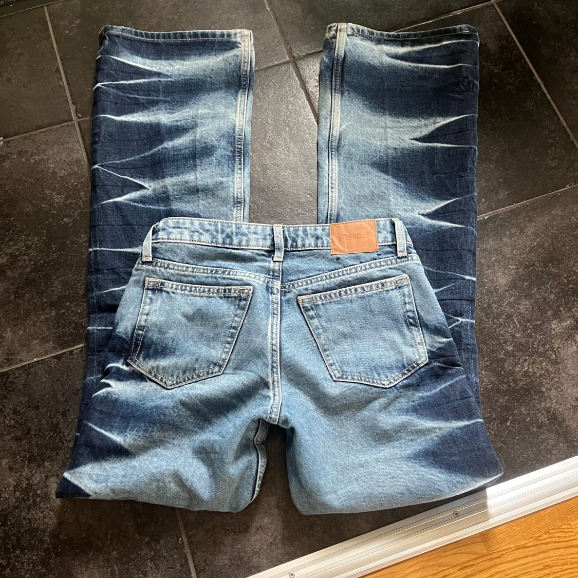 Blå bootcut jeans från Weekday - 2