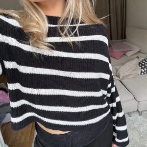 Svartvit randig stickad tröja från Even&Odd - Svart stickad tröja med ränder från even and odd. Onesize , jag bär vanligtvis s/m