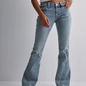 BYTE/ SÄLJER - Köpte dessa jeans i nyskick men det är förstora för mig, vill antingen byta till 28/27 eller sälja beroende på intresse. Hör av dig om du kan byta eller köpa🩷
