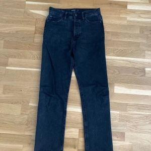 Jack & Jones jeans svarta - Säljer ett par svarta Jack & Jones jeans i toppen skick. Dem är loose och perfekta för en  mer soft stil. Endast använda ytterst lite.
