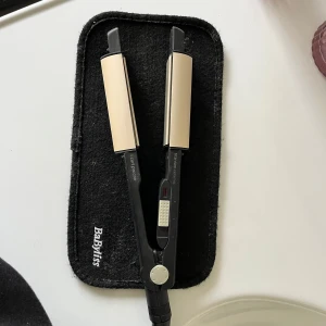 Plattång och locktång - Säljer hårplattång och locktång i ett från BaByliss med guldiga keramiska plattor. Kommer med en svart värmetålig matta med BaByliss-logga. Nypris (399kr)