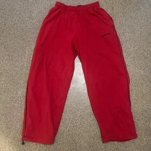 Iets Frans joggers  - Röda mjukisbyxor från Iets Frans från Urban Outfitters. Väldigt bra skick 