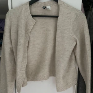 Beige stickad kofta från H&M - En kofta från hm, knappt använd och super fin 